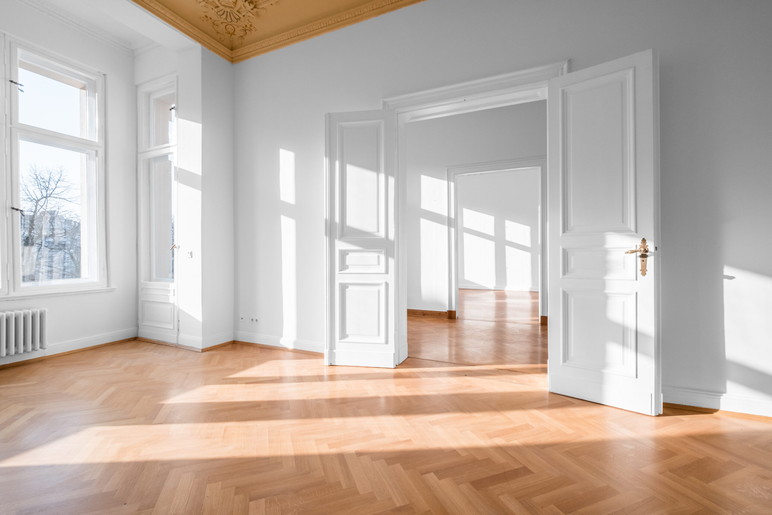 Empty room, flat with stucco ceiling and parquet floor